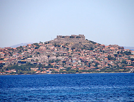 Molyvos är synligt från Anaxos. Lesbos.