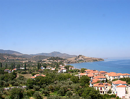 Utsikt söderut från klippan, bakom kullen ligger Anaxos. Lesbos.