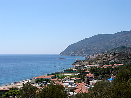 Lite av Plomari skymtar längst bort, sett från Agios Isidoros.. Lesbos.