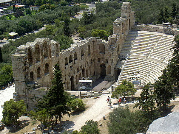 Teatern under Akropolis. 