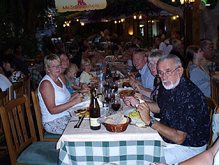 Middag tillsammans med sonens familj och svärföräldrar på restaurang Romeo i gamla stan. Rhodos.