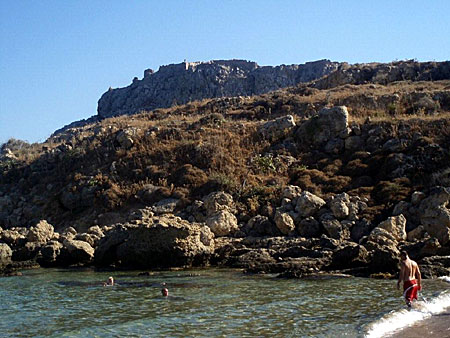 Ferakos Castle sedd från Agathi Beach. Rhodos.