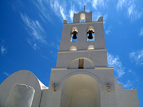 Klocktornet på kyrkan vid Chrisopigi på Sifnos. 