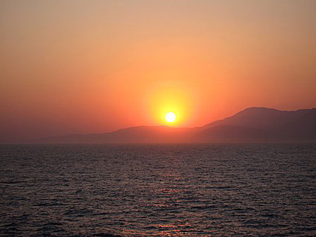 Soluppgång över Rhodos på väg till Karpathos.