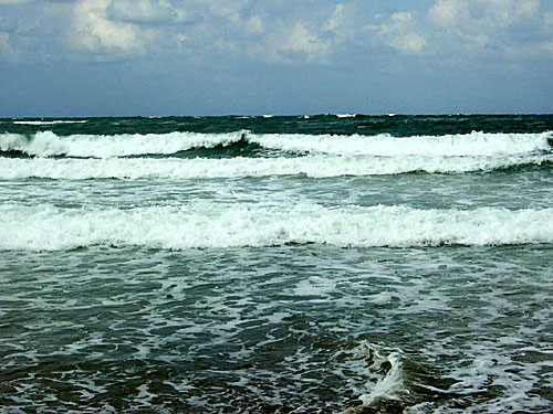 Vågorna gick höga, stranden i Kalamaki.