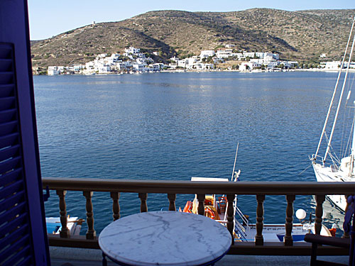 Utsikt från vårt rum på Pension Amorgos i Katapola.