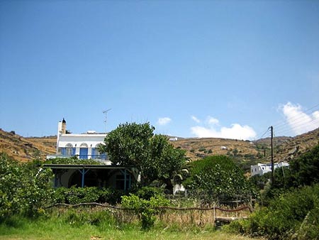 Taverna Akroyali i början av Agios Romanos. Tinos.