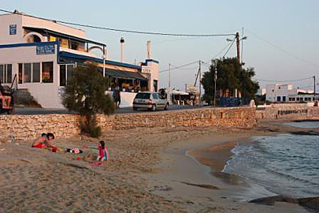 Inte så bra bild, men taverna O´Fotis är i alla fall med. Naxos.
