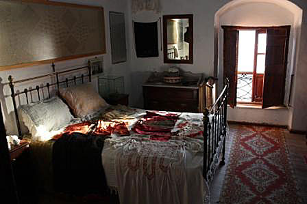 Dubbelsängen på hotellrummet - visst ser det romantiskt ut? Och väldigt likt Venetianska museet… Naxos.