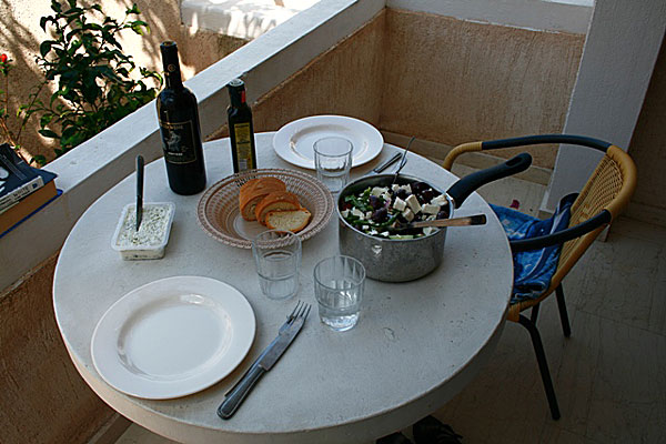 Lunchen blev en grekisk sallad. Till detta serverades bröd med tzatziki och en flaska rött. Och självklart mängder med olivolja.