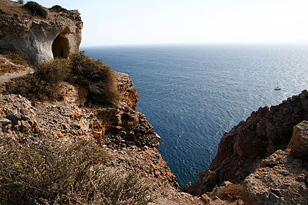 Den skumma grottan till vänster finns längst ut på Santorinis sydvästra spets.