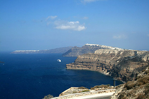 Här syns både Oia och Fira. Santorini.