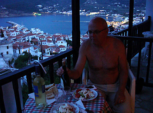 Kvällsmat på balkongen på Skopelos.