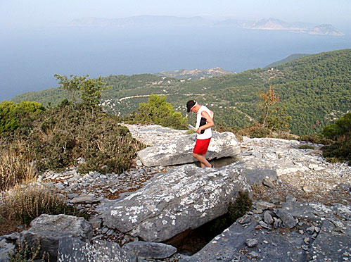 Sendoukia på Skopelos med Alonissos i fjärran. 