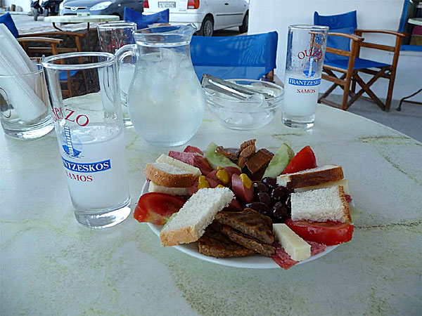 På hamncaféet i Livadia på Tilos serveras en riktigt god mezze till ouzon.