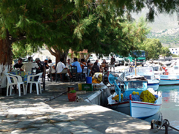 Agios Andonis finns ett par tavernor som har bord på kajen under skuggande träd. 