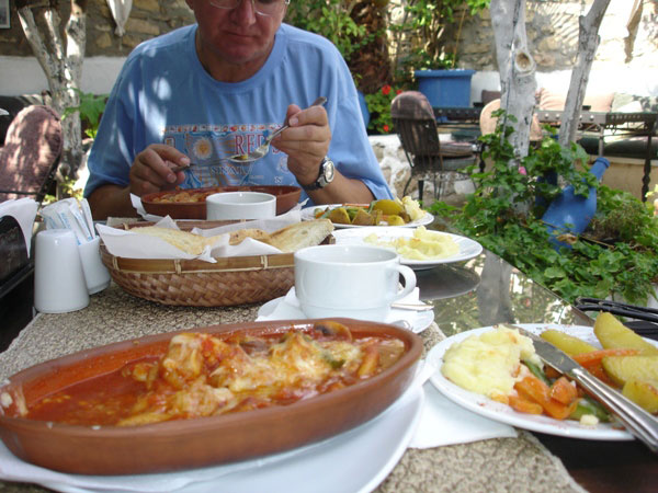 Lunchen på Olive Tree restaurangen som ligger mitt i gränderna i gamla staden.