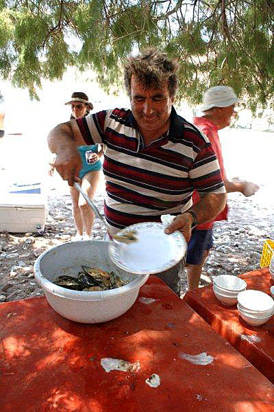 Mumsiga räkor och musslor serveras på Tilos under en båttur.