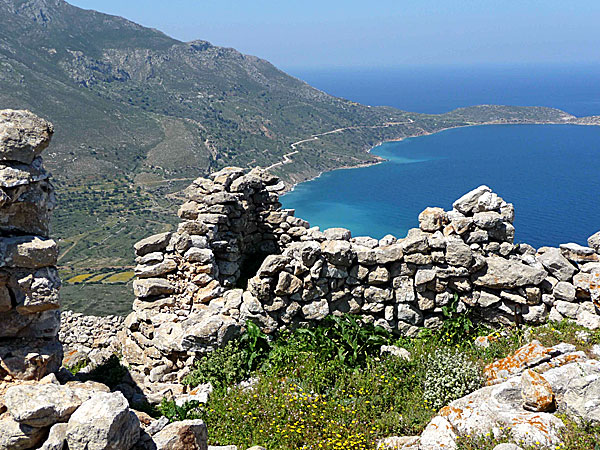 Tilos. Utsikten åt andra hållet, över Agios Andonis och Plaka.