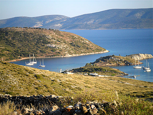 Hamnen och den enda byn på Arki i Grekland.