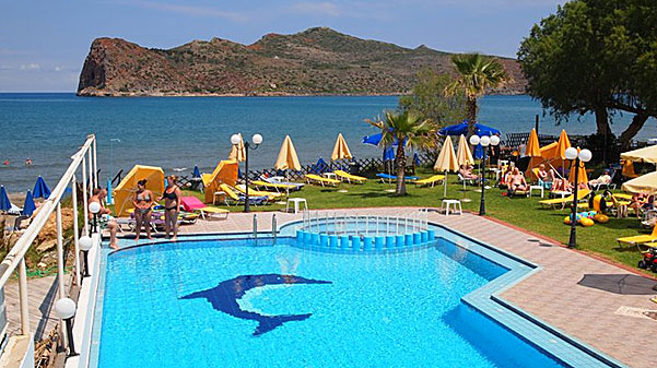 Hotell med pool nära stranden i Agia Marina på Kreta.