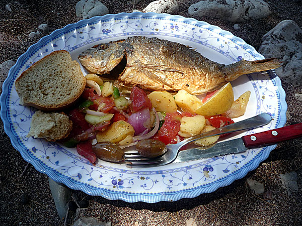 Lunch på Agios Sergios beach på Tilos.