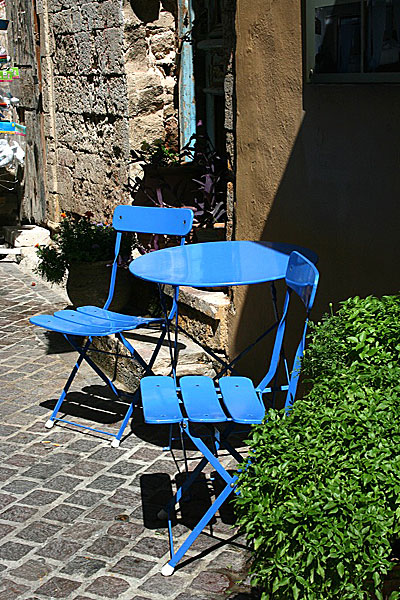 Ett bord och två stolar i den igenkännande blå färgen som genomsyrar hela Grekland