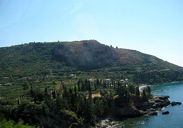 Cypresser och olivlundar vid Messinas Gulf.