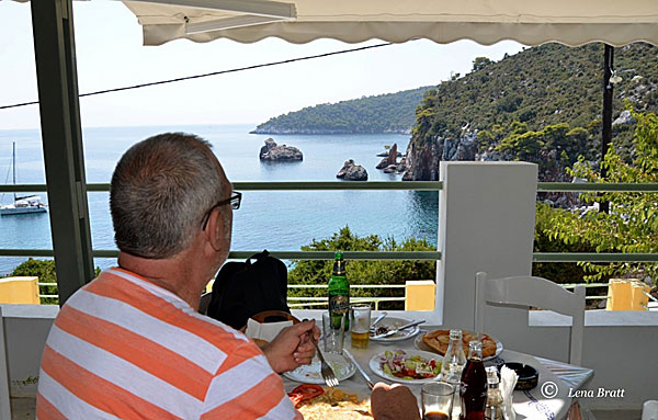 Lunch med fantastisk utsikt på vägen upp från Stafylos Beach. Skopelos.