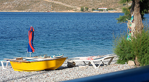 Solstolar på Livadia beach på Tilos.