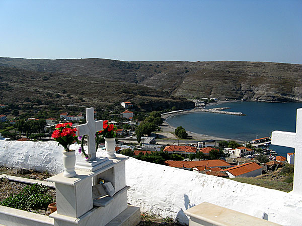 Agios Efstratios: bystranden och delar av byn sedd uppifrån kyrkogården.