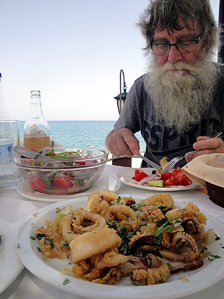 Kalamares och grekisk sallad. Kreta.
