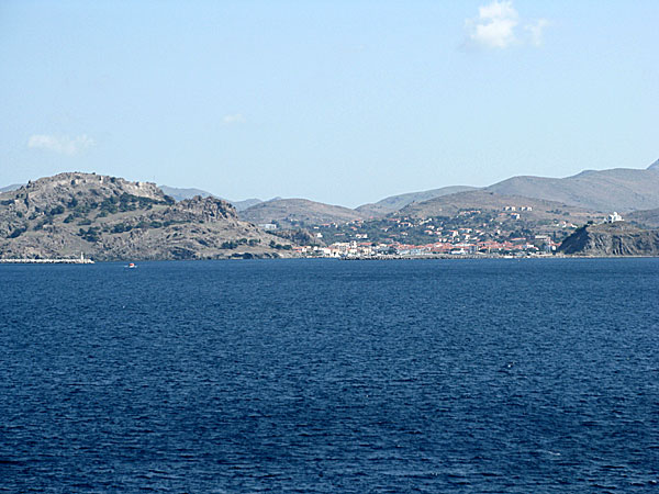 Limnos: Myrina sett från båten tillbaka (borgen till vänster, Agios Nikolaoskyrkan till höger).