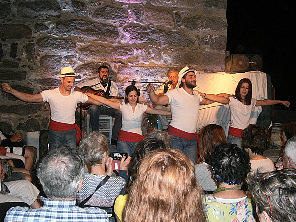 Bousoukiafton med rebetiko och dans i Naxos stad.