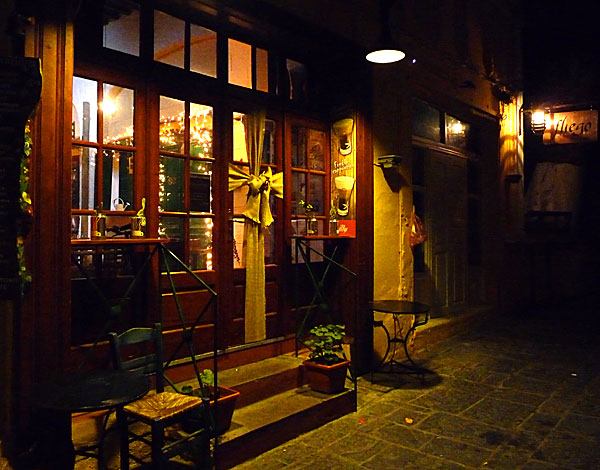 Vårt favoritcafé i Gamla stan är julpyntat och öppet. Rhodos.