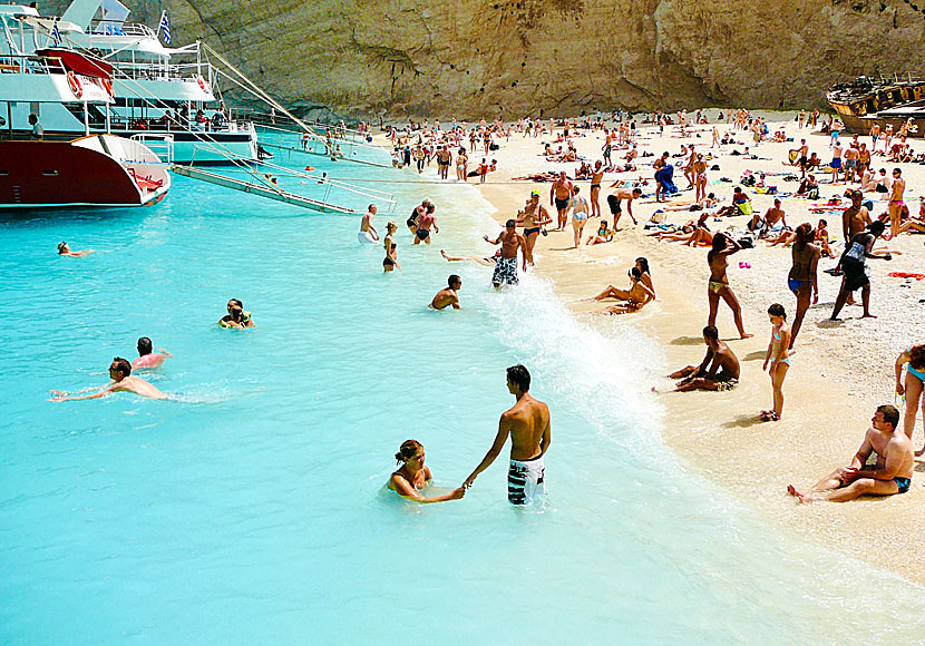 I juli börjar det bli trångt på stränderna i Grekland, som här vid Shipwreck beach på Zakynthos. 